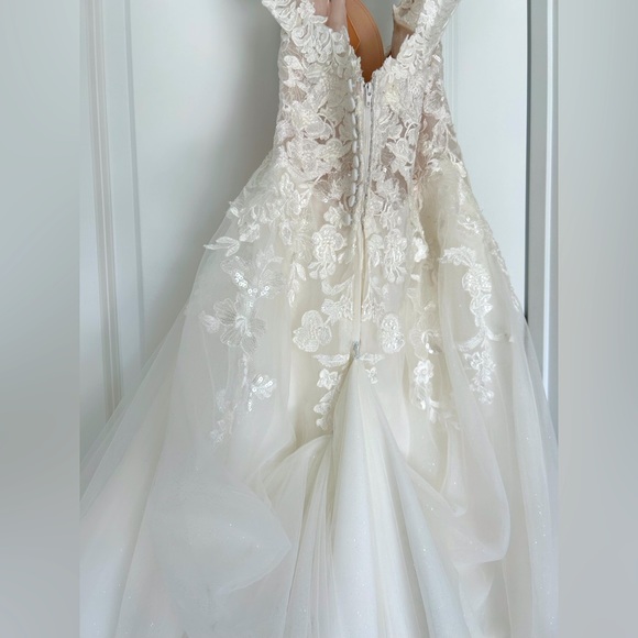 Maggie Sottero Stevie Size:8 Ivory 2022 wedding dress - Picture 6 of 15